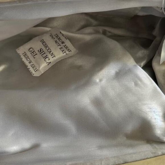 WHITE SATIN LIKE ROSETTE SHOULDER BAG/HANDBAG/CLUTCH WITH SILVERTONE CHAIN - Picture 5 of 8